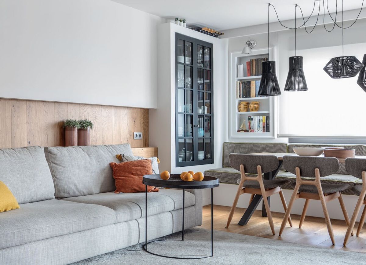 Sofa con mesa y sillas en comedor reformado