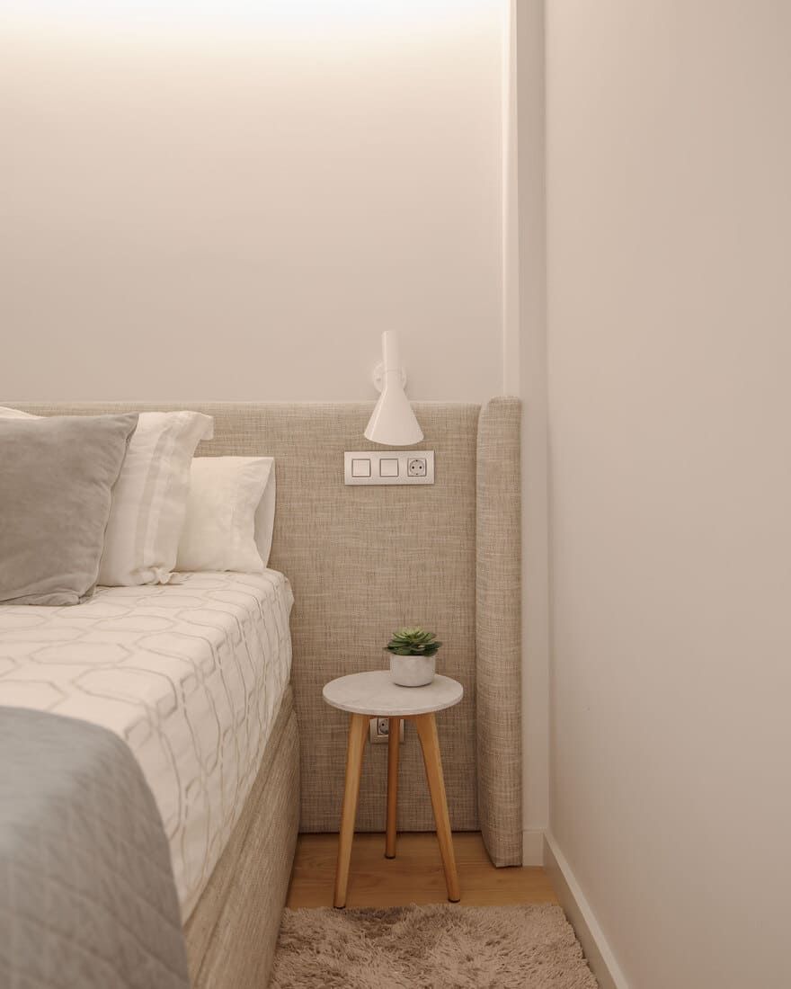 Mesilla junto a cama de dormitorio reformado