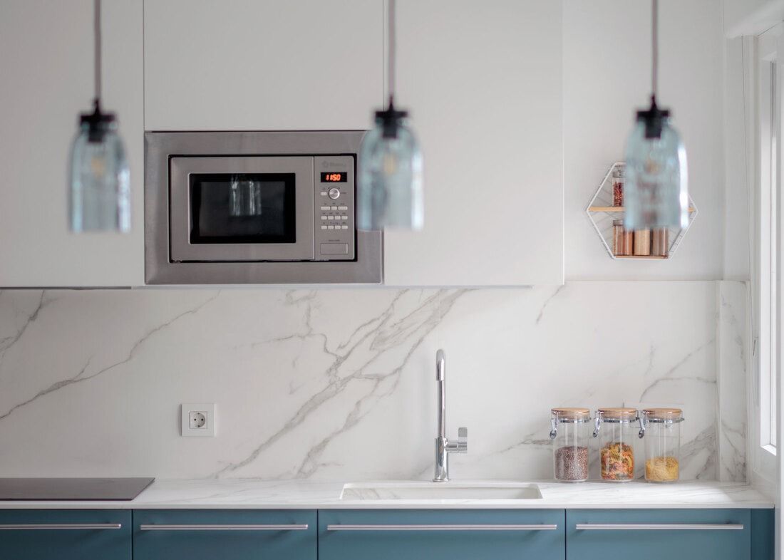 Microondas y muebles de cocina