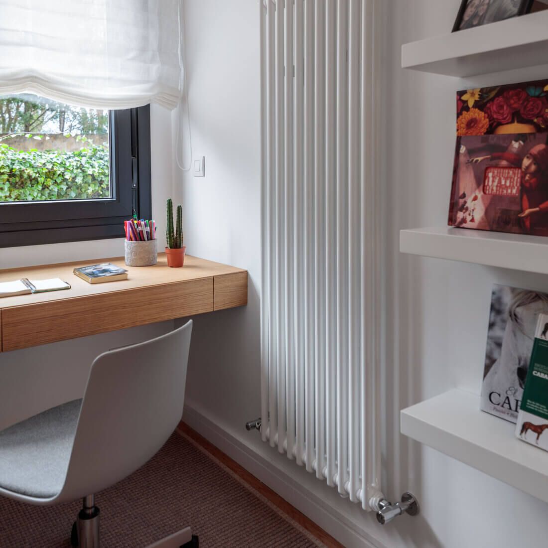 Estanterías estudio vivienda reformada