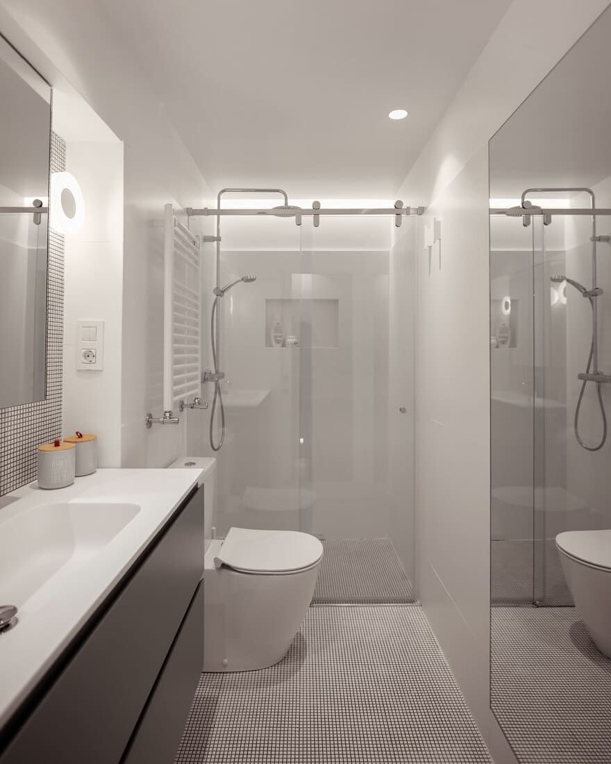 Baño blanco reformado en vivienda de Santurtzi