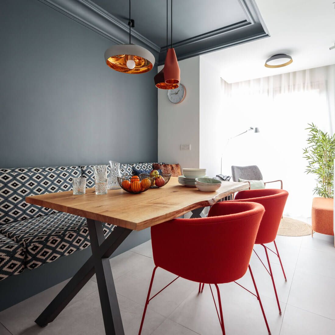 Mesa con sillas cocina reformada en Getxo