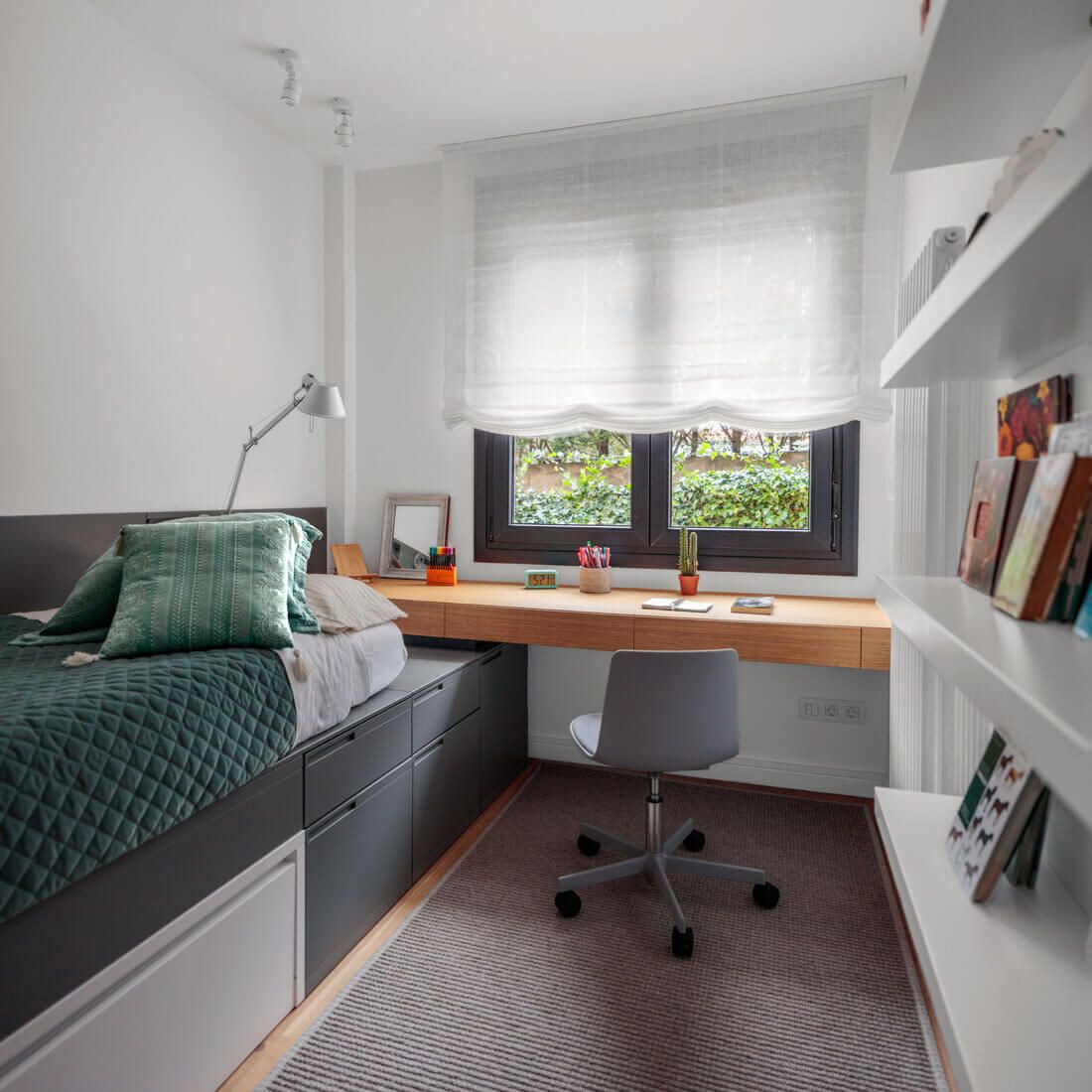Mesa estudio reformado en vivienda de Getxo