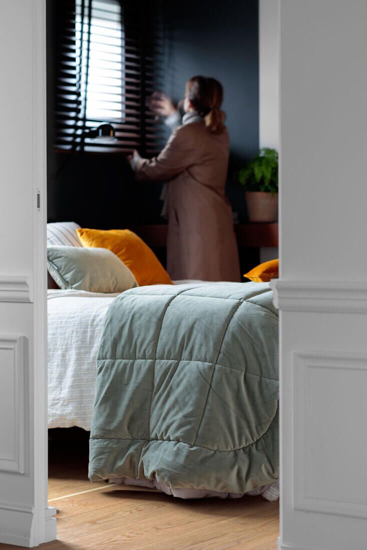 Vista de ventana junto a cama en dormitorio