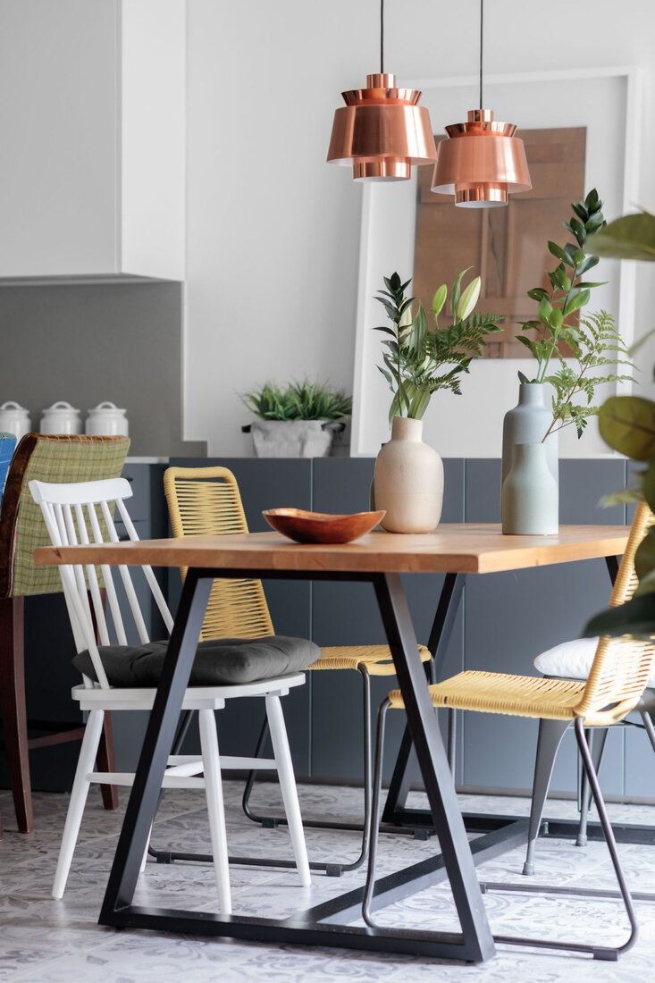 Mesa con sillas en salón reformado