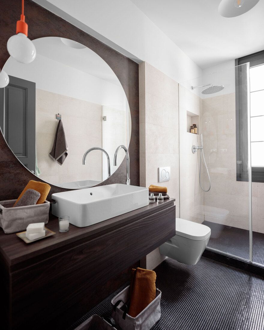 Mueble de madera en baño reformado de piso de 100m