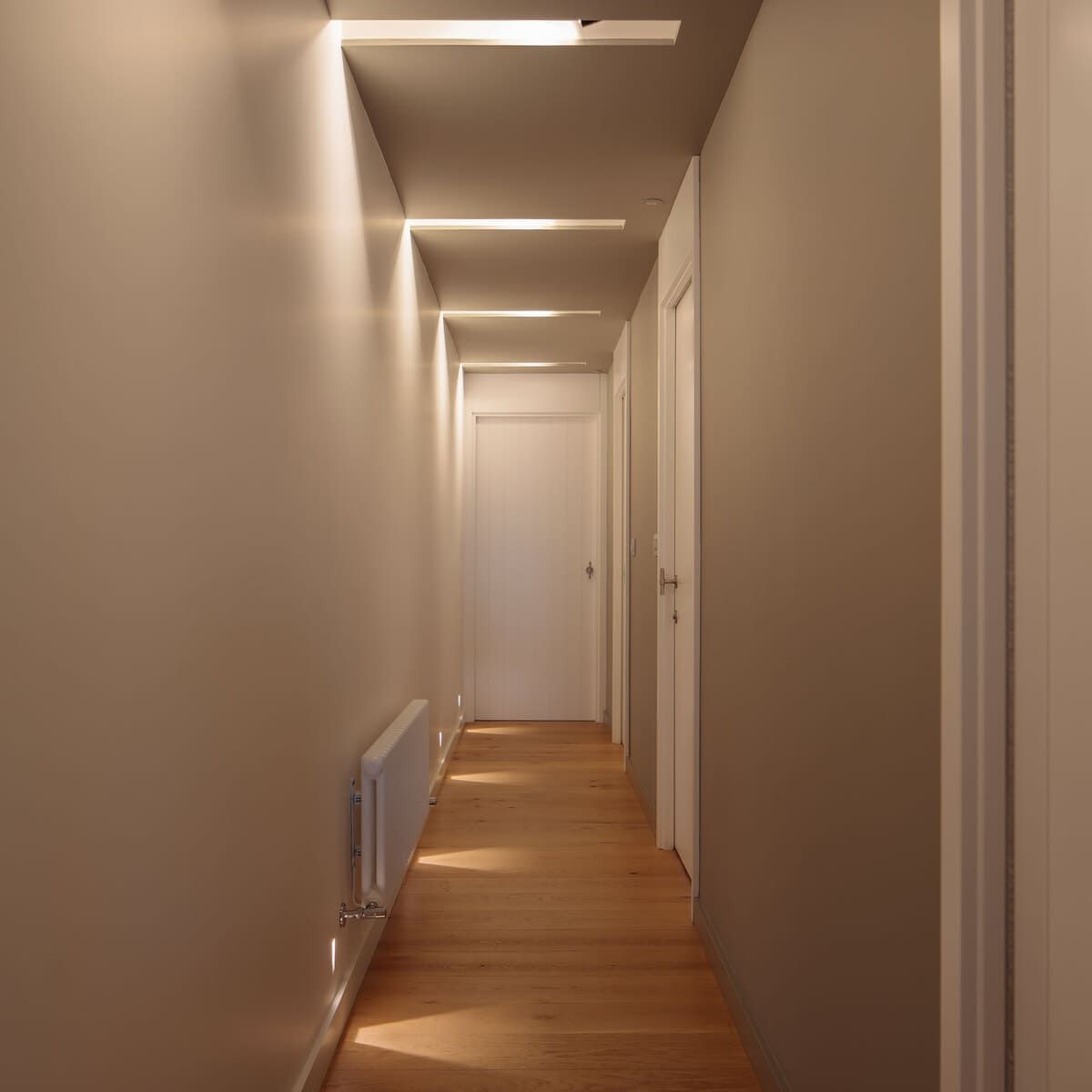Pasillo reformado y decorado en vivienda de Santurtzi