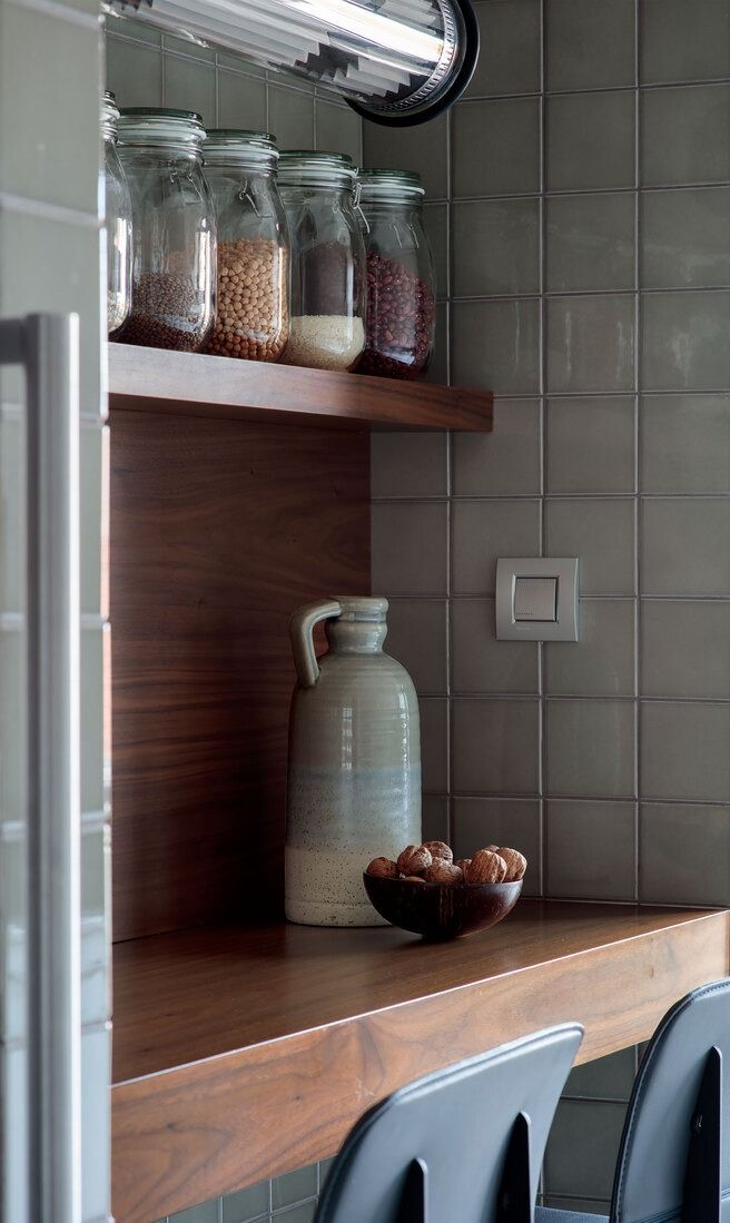 Detalle de botes sobre estanterías en cocina