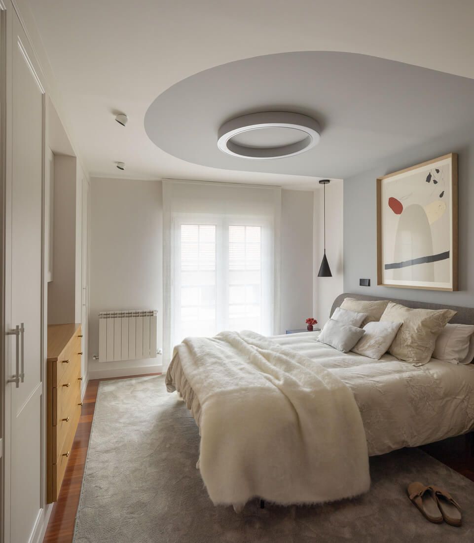 Vista general dormitorio reformado en piso centro de Bilbao