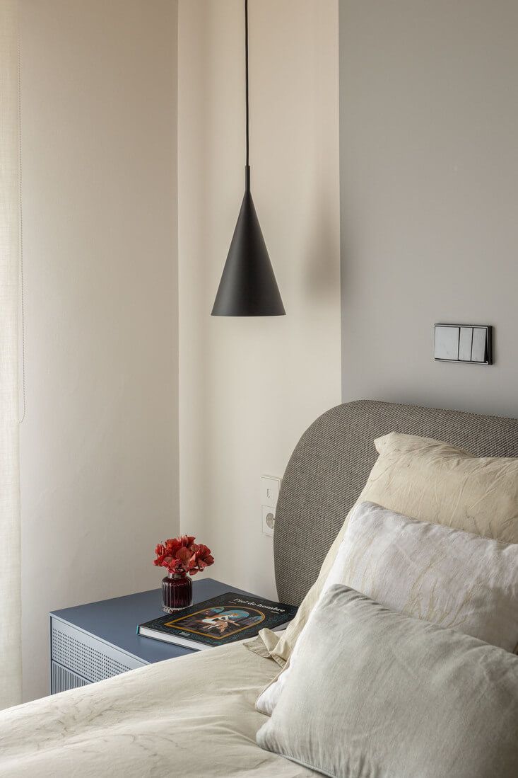 Detalle de lámpara sobre mesilla en dormitorio reformado